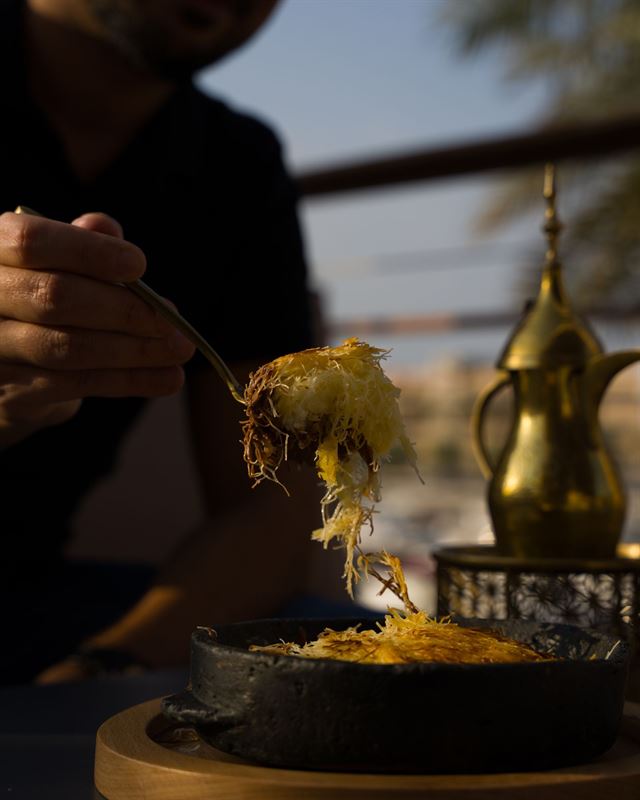 כנאפה חמה נמתחת מהמגש