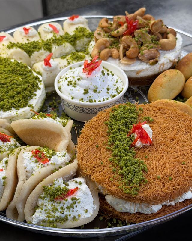 מגש אירוח גדול של מתוקים מזרחיים